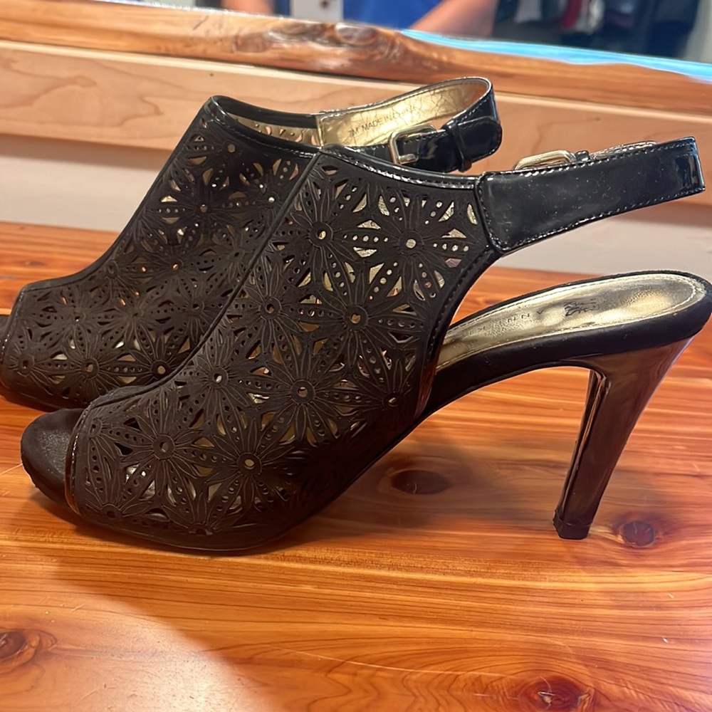 Gently used sandals - Picture 2 of 3